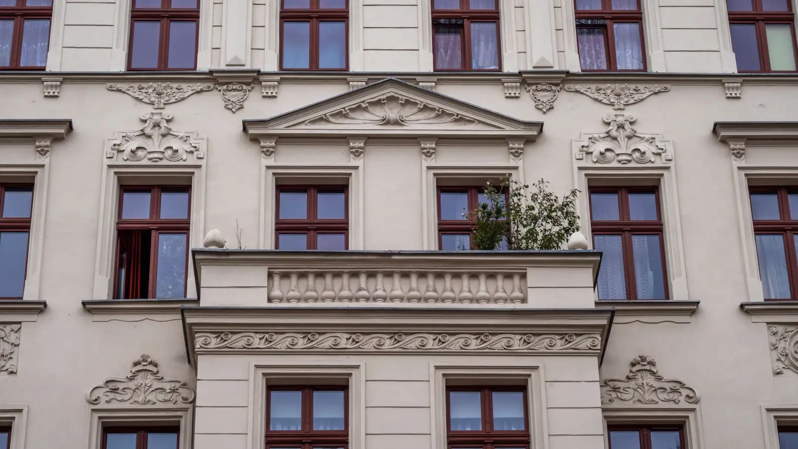 Altbaufassade mit Stuck als Symbolbild zum Altbau-Mietvertrag in Wien