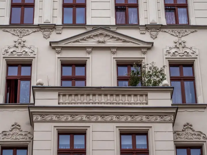 Altbaufassade mit Stuck als Symbolbild zum Altbau-Mietvertrag in Wien