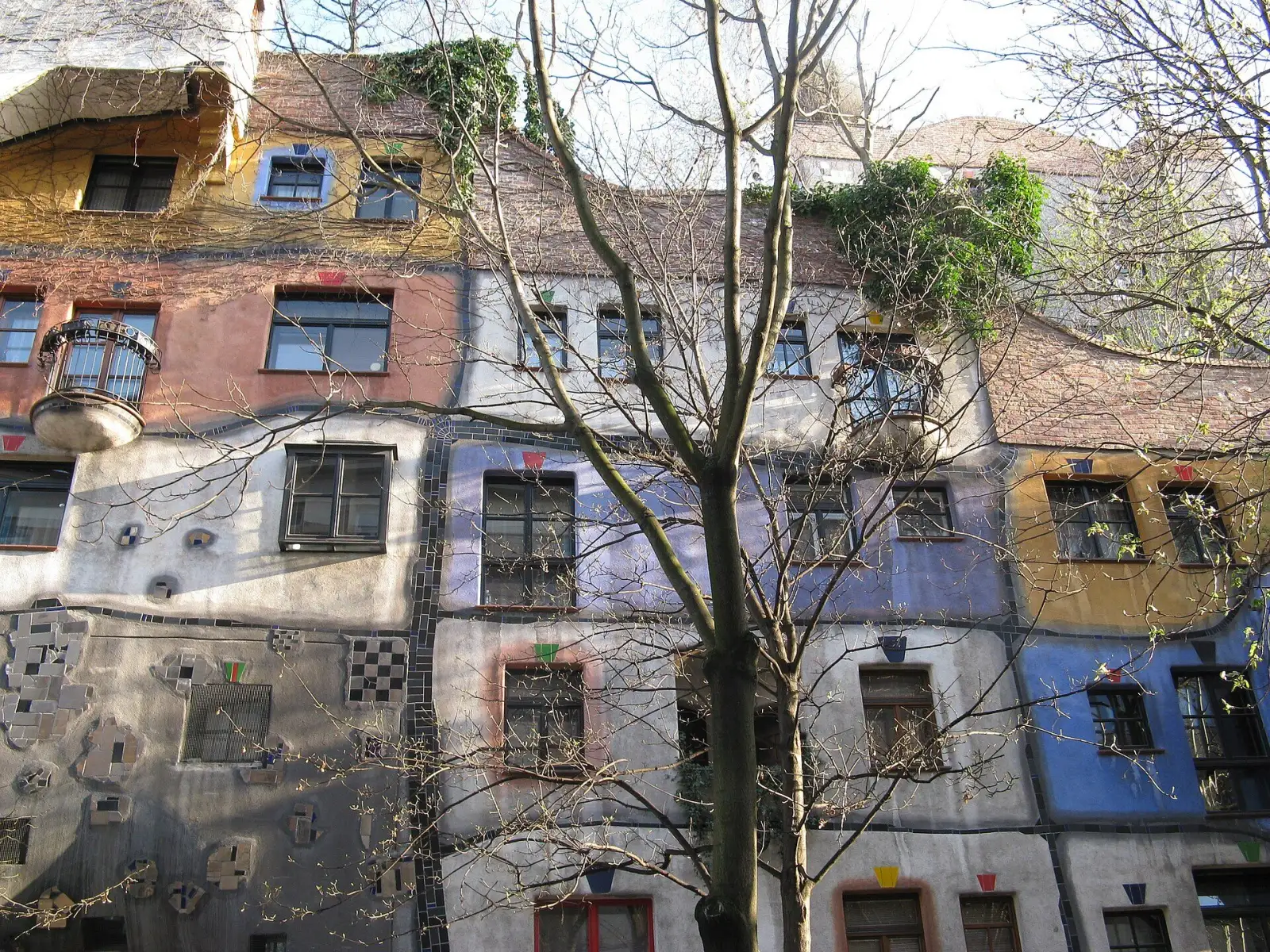 Begrünte Terrassen am Hundertwasserhaus in Wien