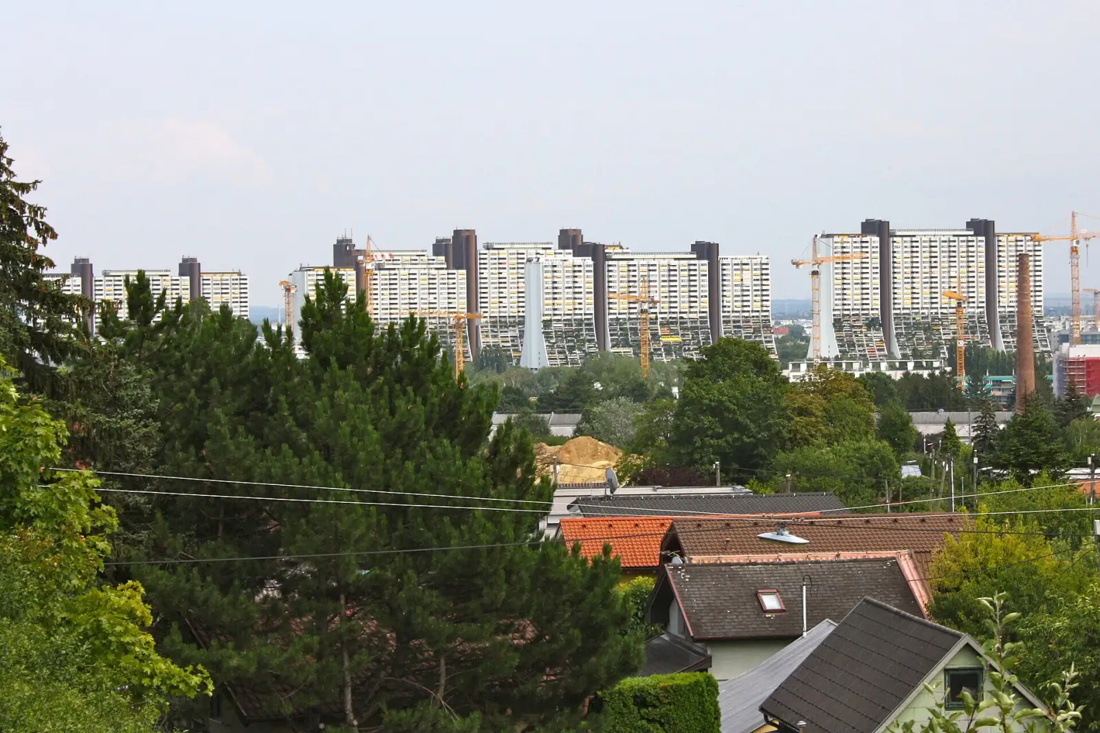 Blick vom Rosenhügel auf den Wohnpark Alterlaa