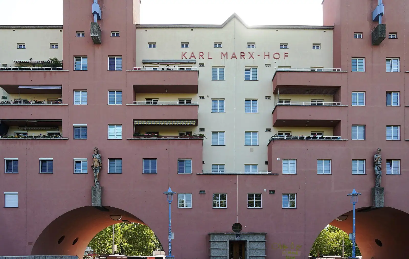 Der Karl-Marx-Hof in Döbling, der bekannteste unter den Gemeindebauten in Wien