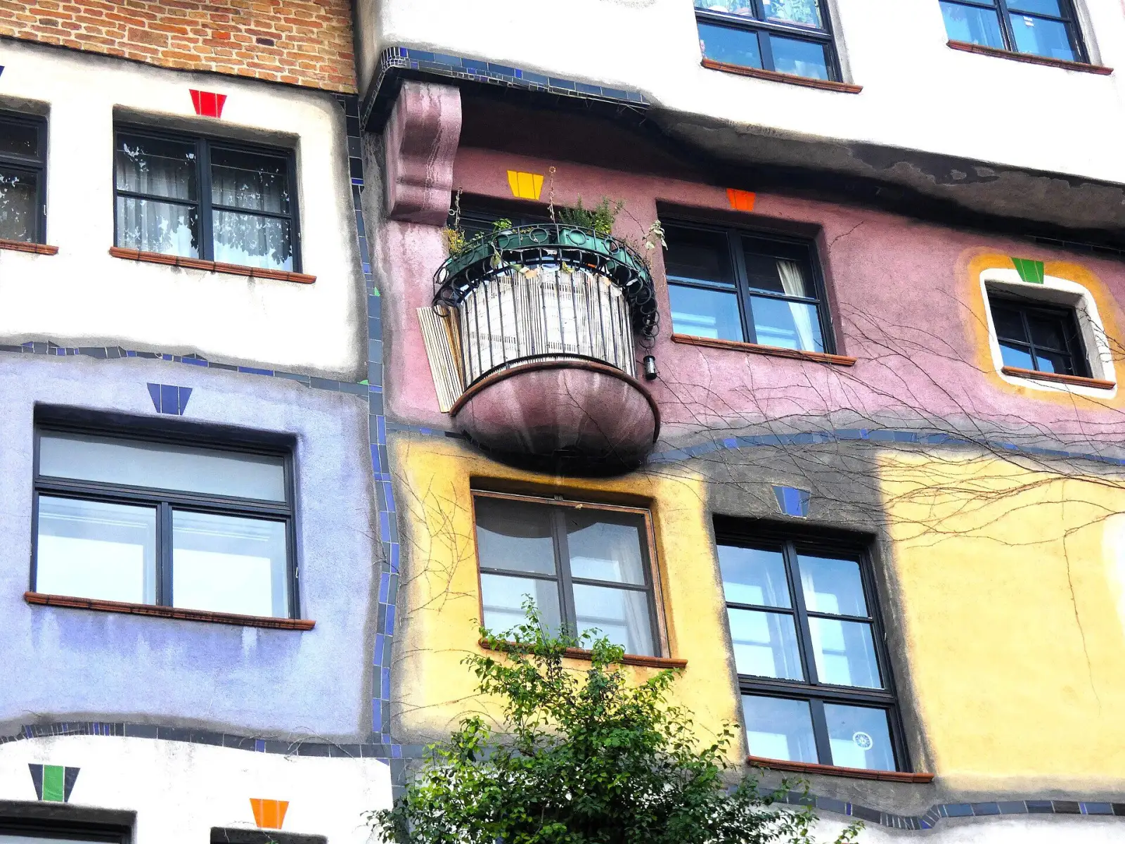 Die bunte Fassade des Hundertwasserhauses in der Kegelgasse