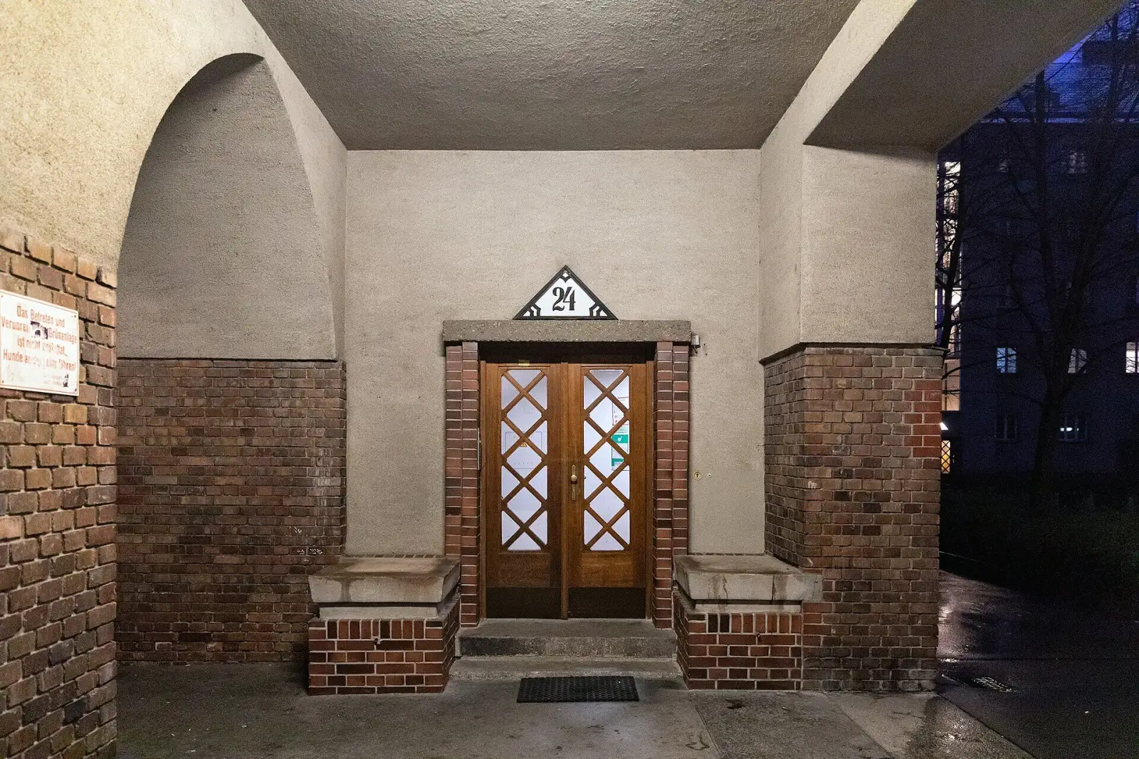 Eingangstür zur Stiege 24 im Rabenhof