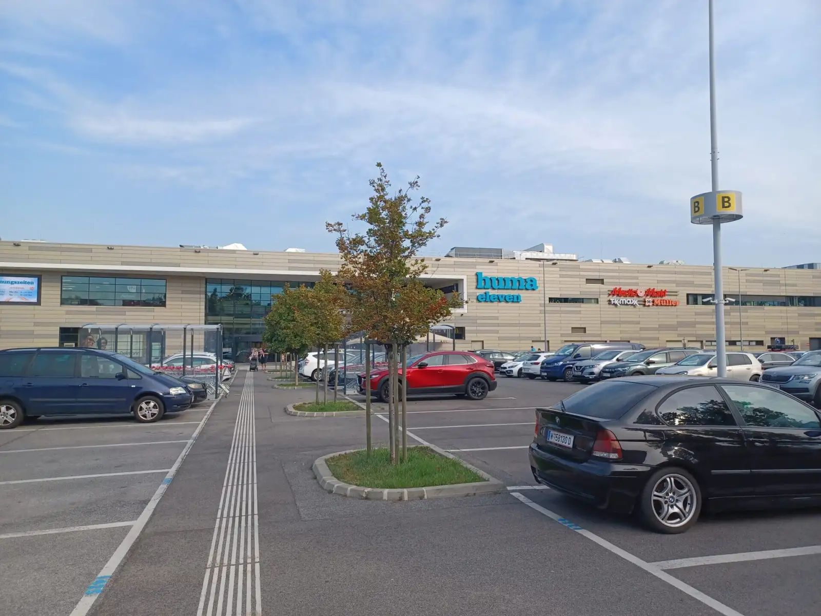 Parkplatz des Einkaufszentrums huma eleven in Simmering