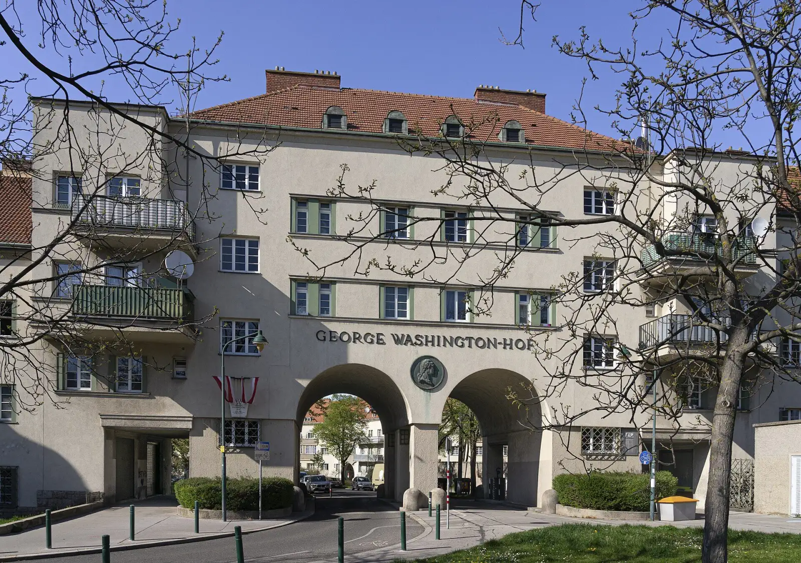 Portal zum Birkenhof im George-Washington-Hof