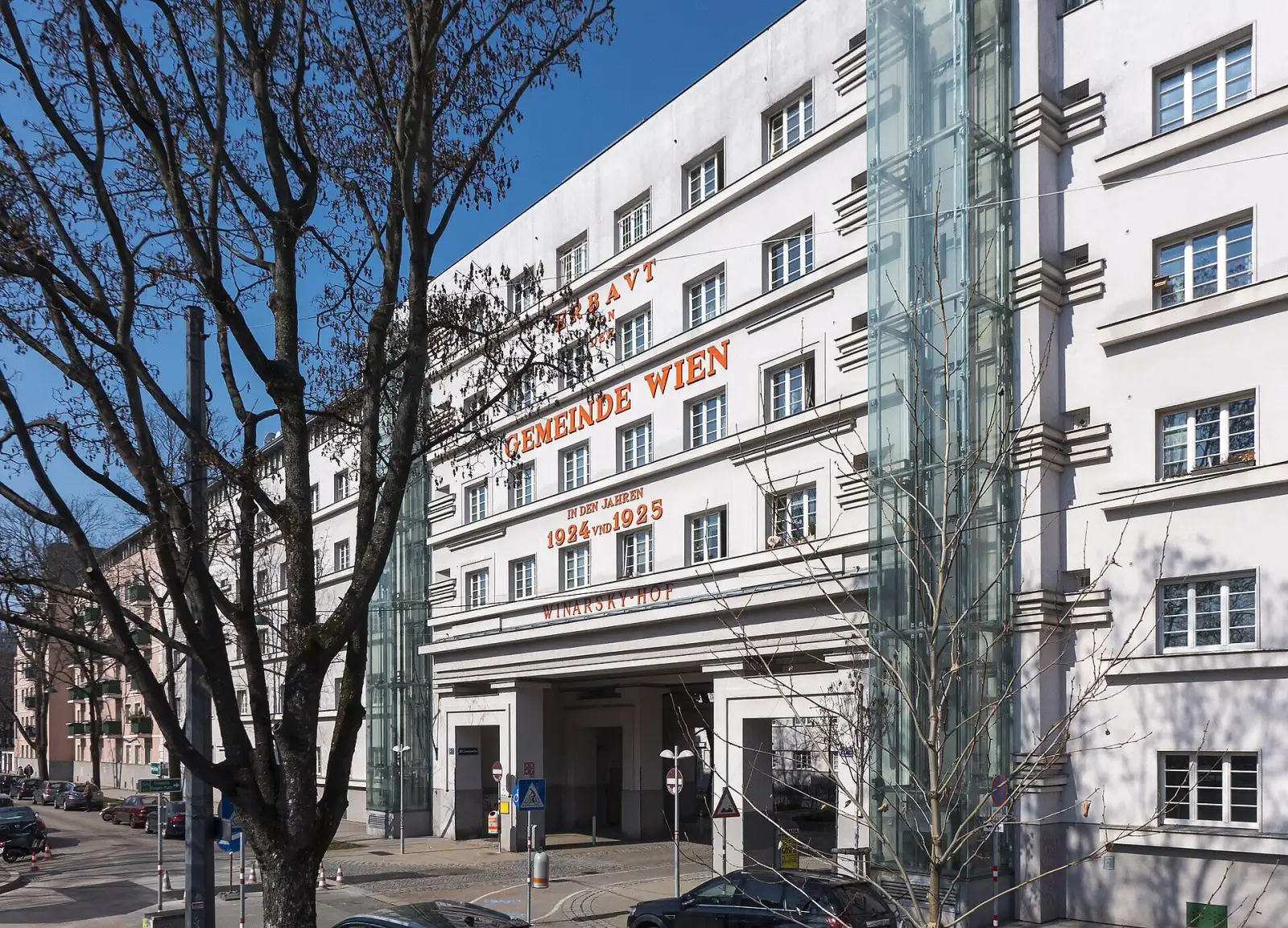 Straßenfront des Winarskyhofs in der Winarskystraße