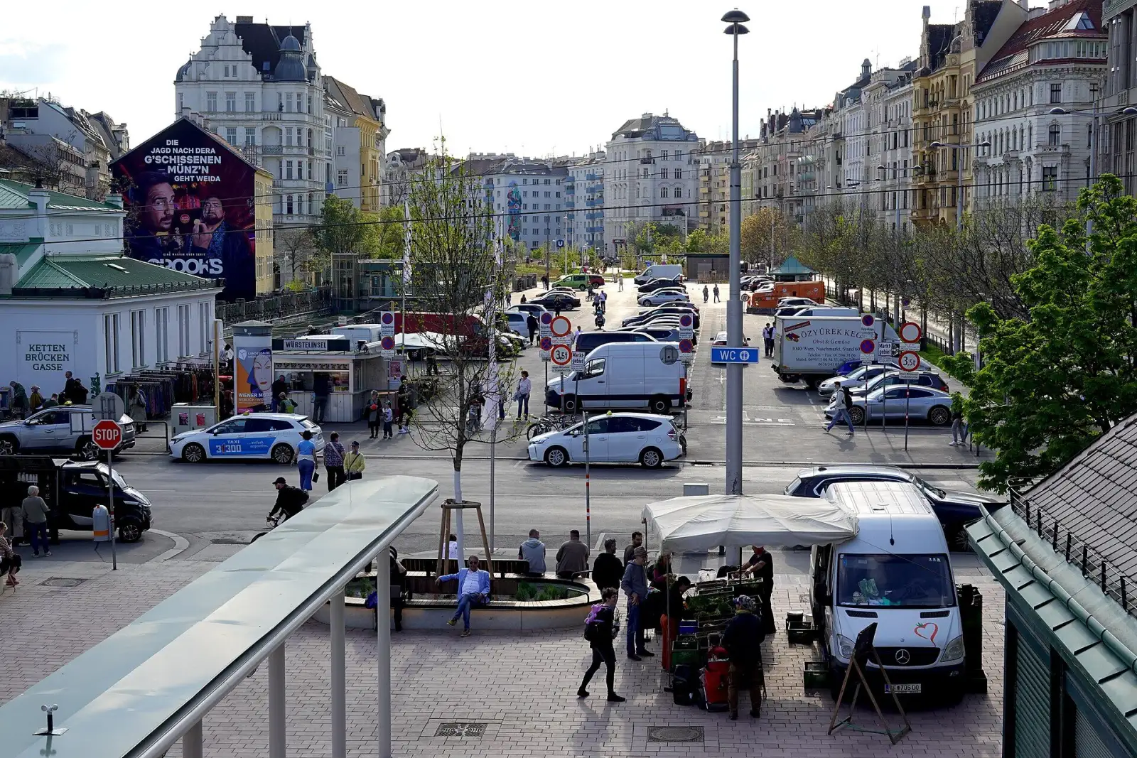 U4-Station Kettenbrückengasse beim Flohmarkt am Naschmarkt
