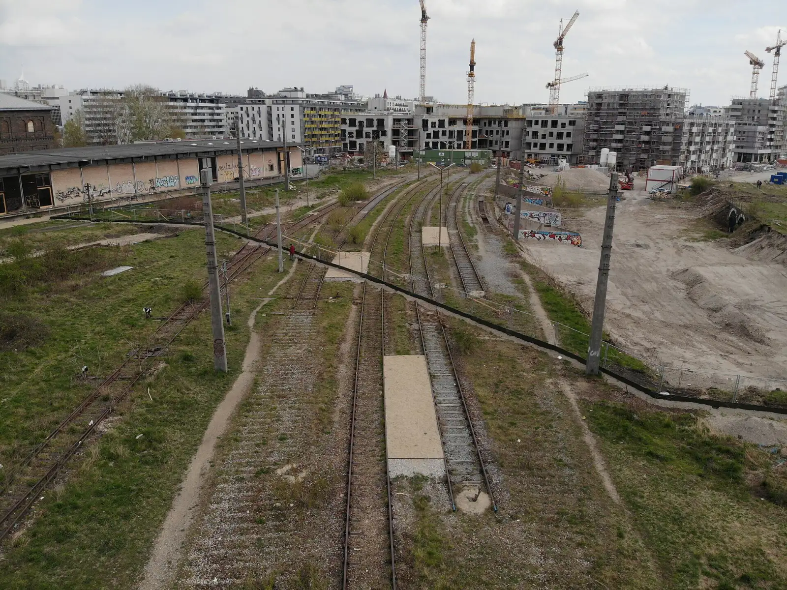 Alte Gleisanlagen im Nordbahnviertel mit Nordbahnhalle und Wasserturm, April 2019