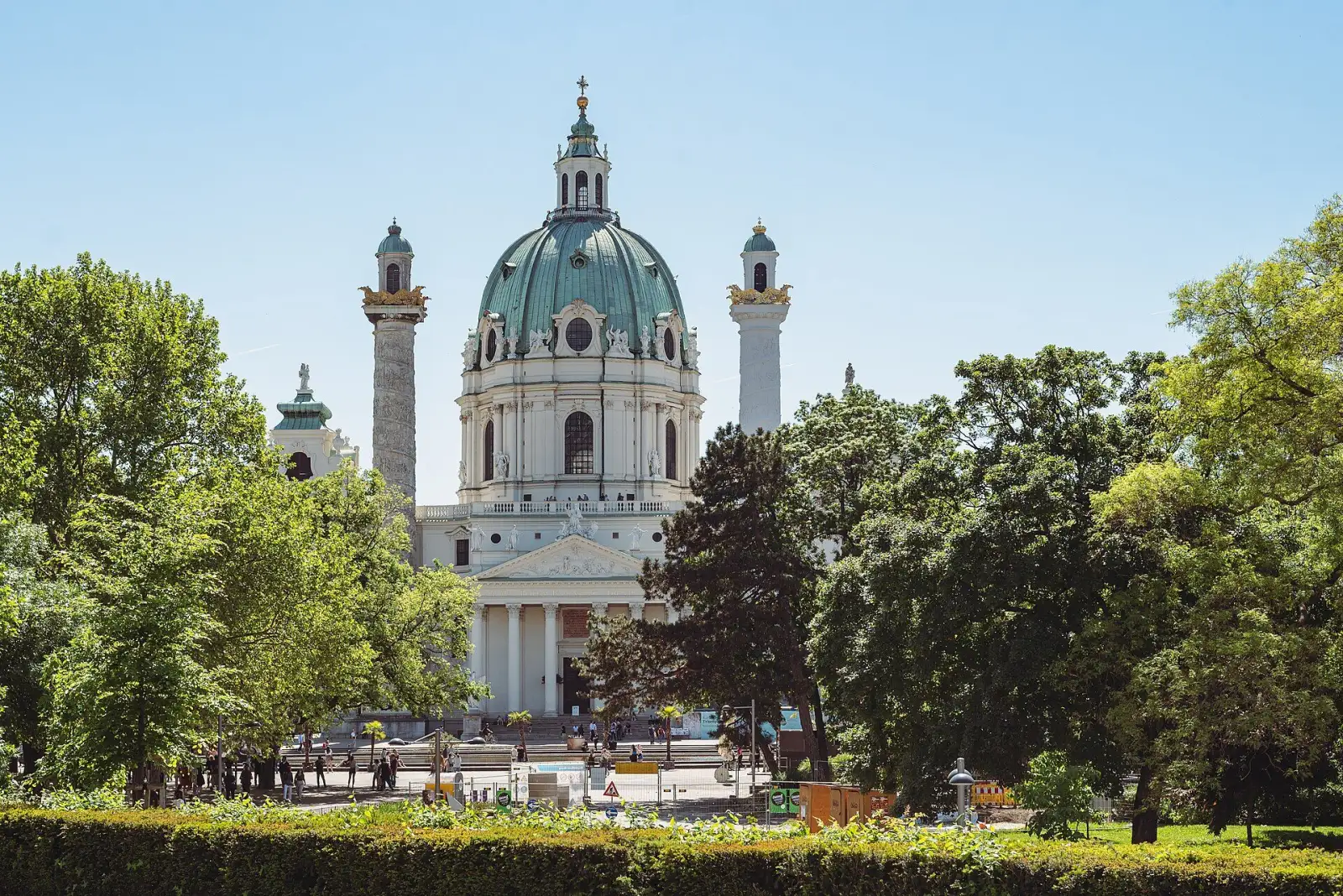 Blick über den Karlsplatz auf die Karlskirche, Schauplatz des Art Advent am Karlsplatz