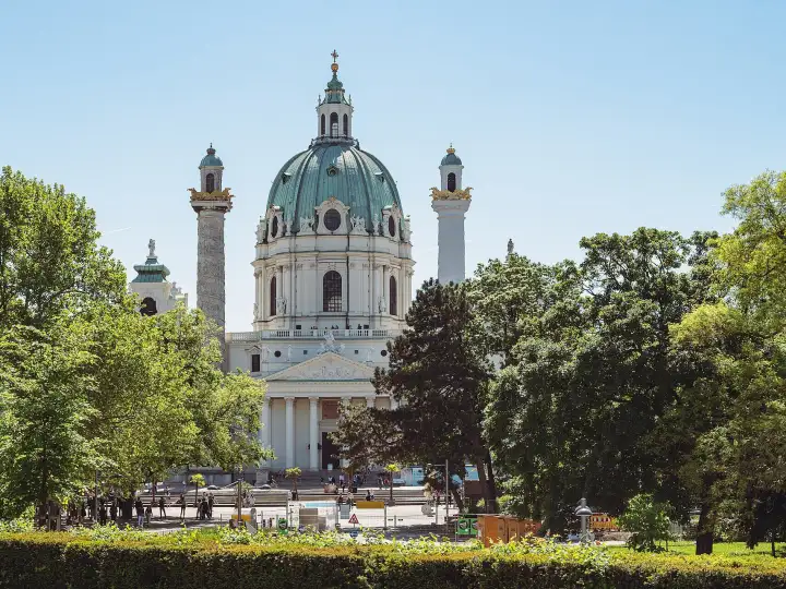 Blick über den Karlsplatz auf die Karlskirche, Schauplatz des Art Advent am Karlsplatz