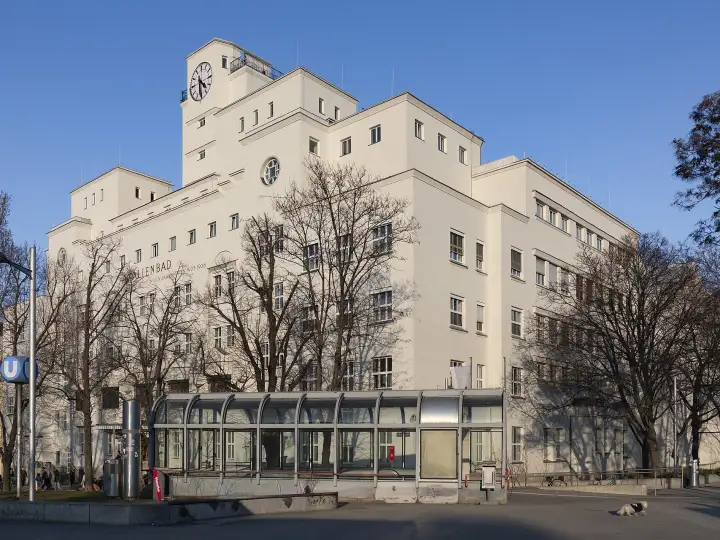 Das Amalienbad in Favoriten, eine der klassischen Indoor-Aktivitäten in Wien bei Regen
