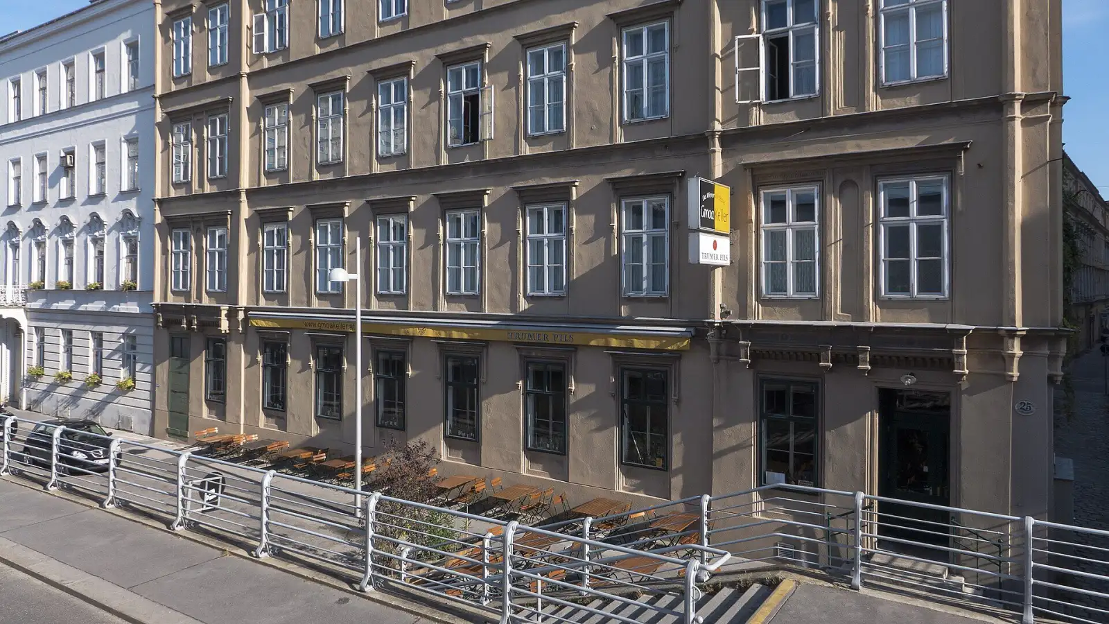 Fassade des Gmoakeller am Heumarkt mit Gastgarten