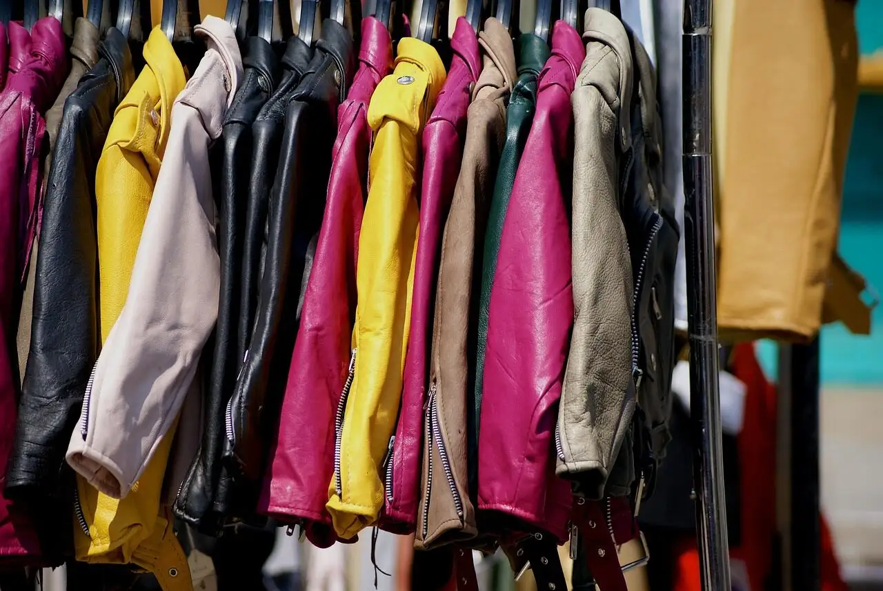 Kleiderständer mit bunten Jacken beim Vintage-Shopping in Wien (Symbolbild)
