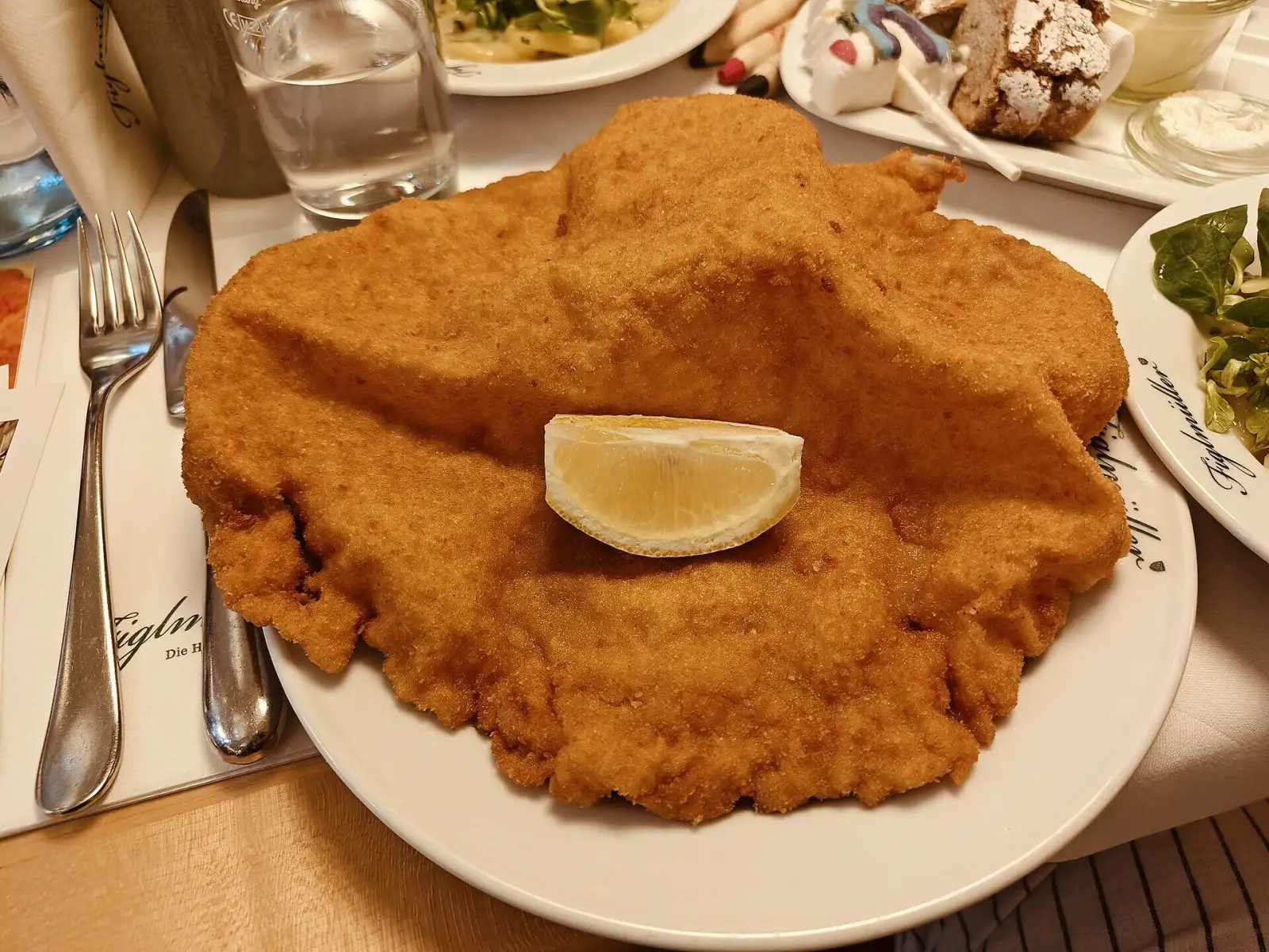 Schnitzel in Wien: das große Schweinsschnitzel im Figlmüller mit Zitronenspalte