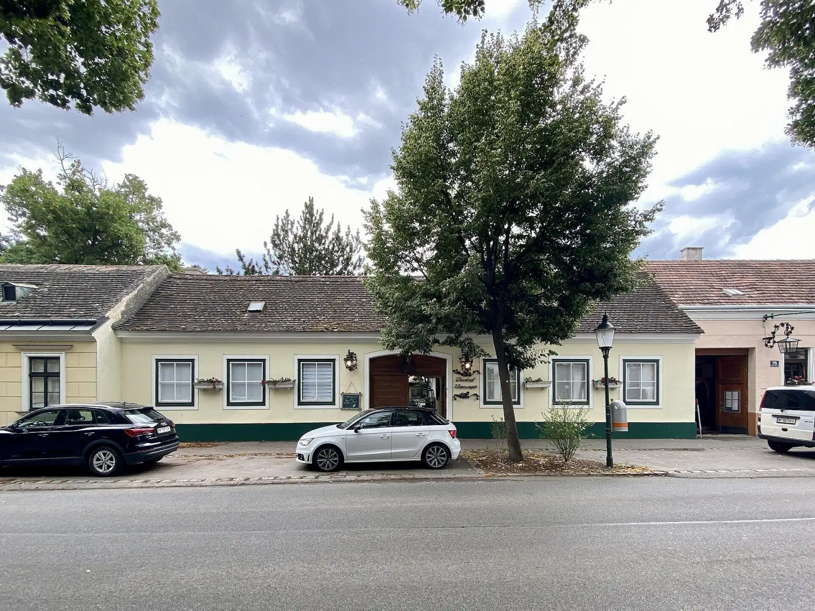 Straßenfassade des Heurigen Wieninger in Stammersdorf