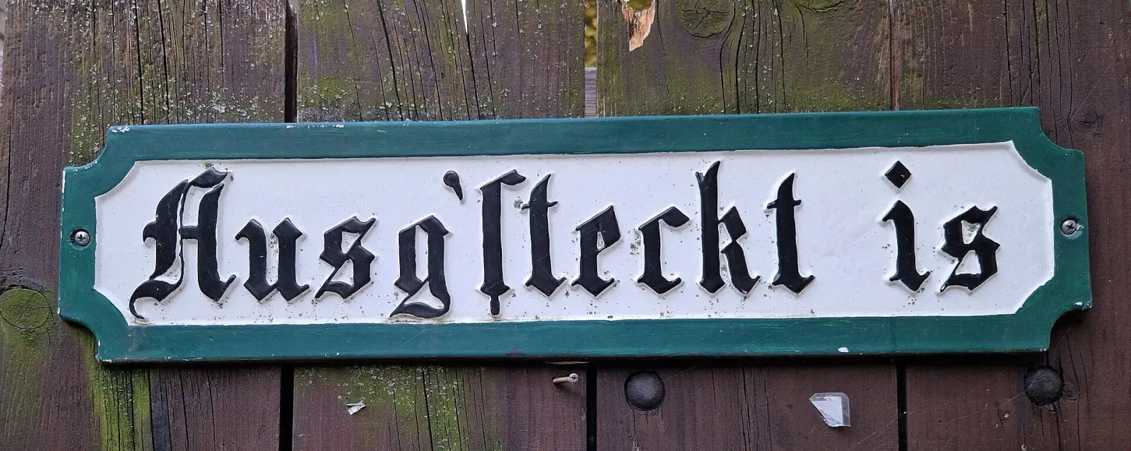 Tafel mit der Aufschrift Ausg'steckt is beim Heurigen Hengl-Haselbrunner
