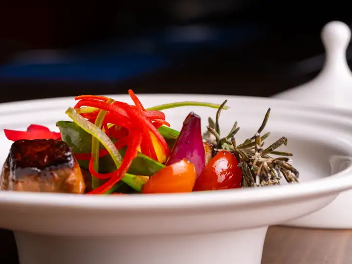 Vegetarisch essen in Wien: bunter Gemüseteller in einem Restaurant (Symbolbild)