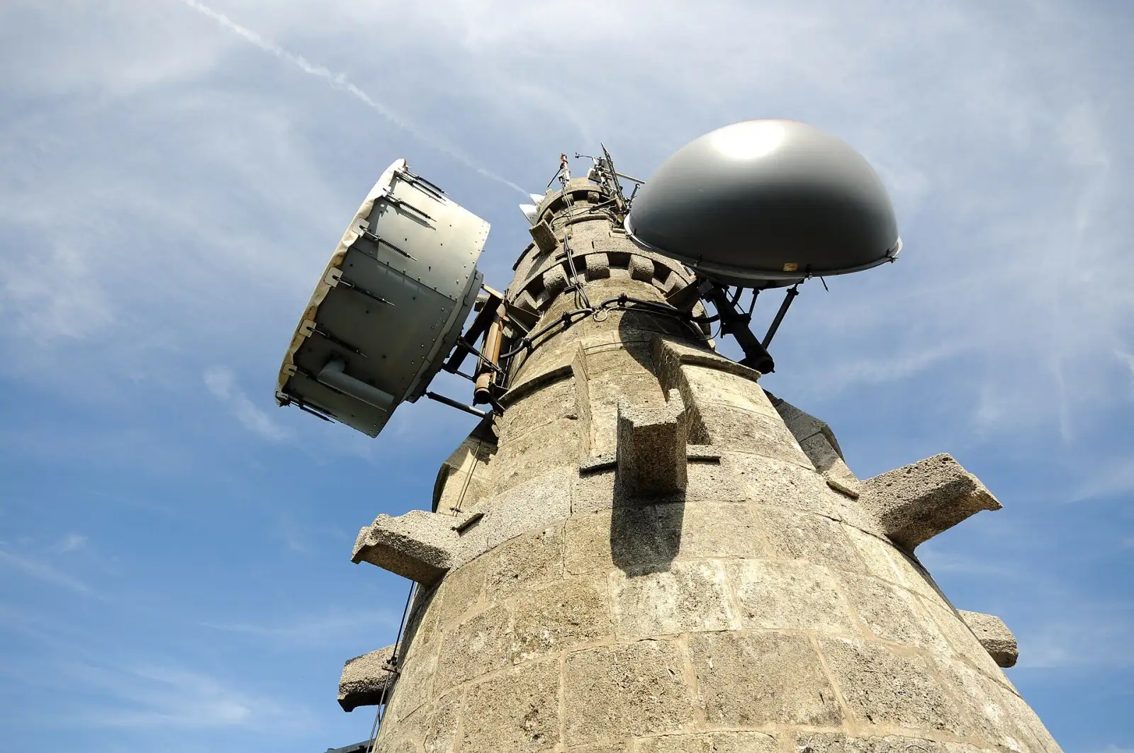 Wandern im Wienerwald: Turmspitze der Habsburgwarte auf dem Hermannskogel