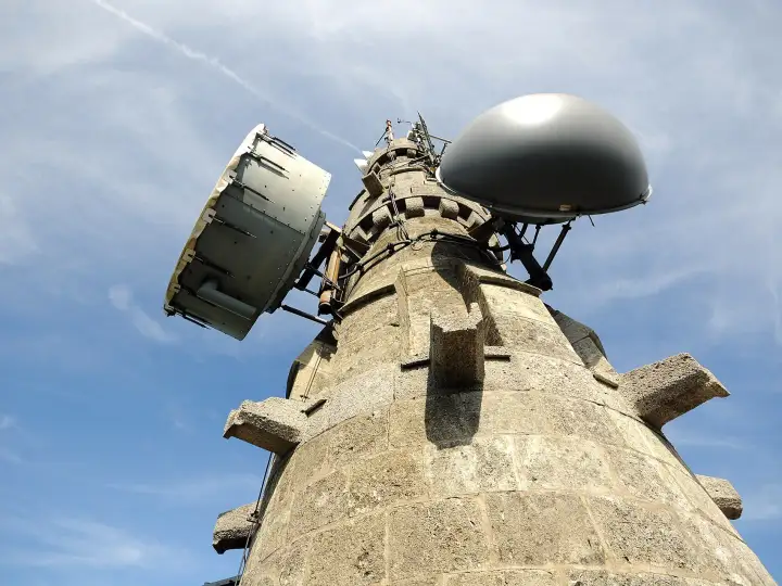 Wandern im Wienerwald: Turmspitze der Habsburgwarte auf dem Hermannskogel