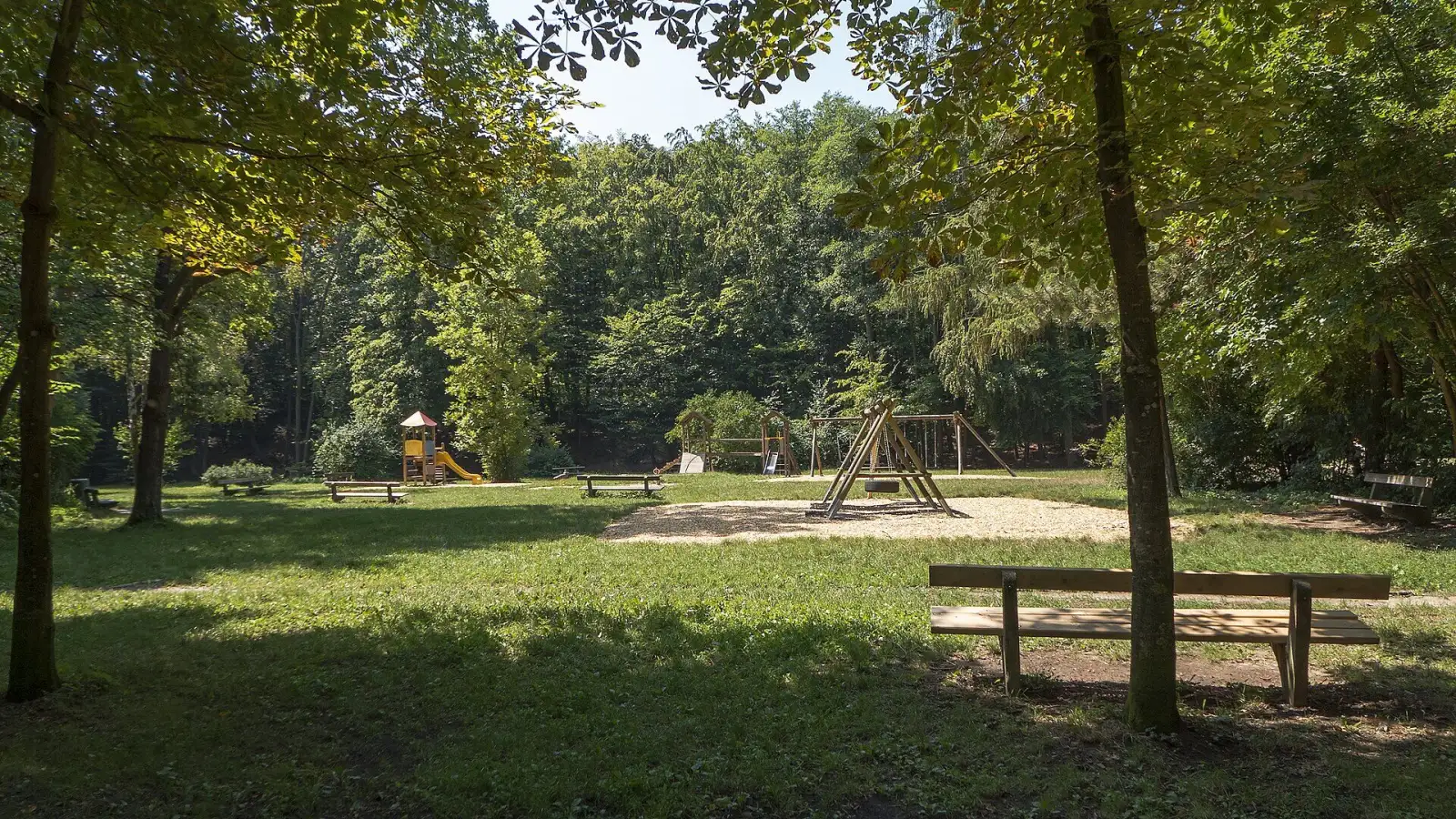 Wiese und Bäume im Schwarzenbergpark in Wien-Hernals