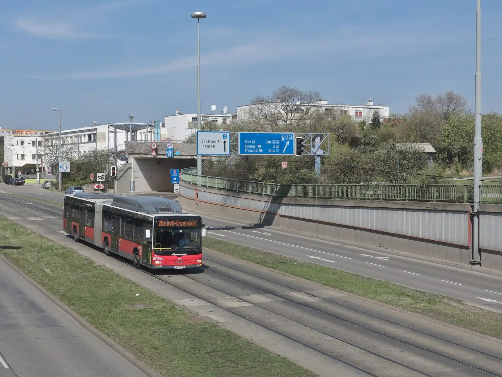 Autobus der Linie 26A in der Erzherzog-Karl-Straße bei der Smolagasse in der Donaustadt
