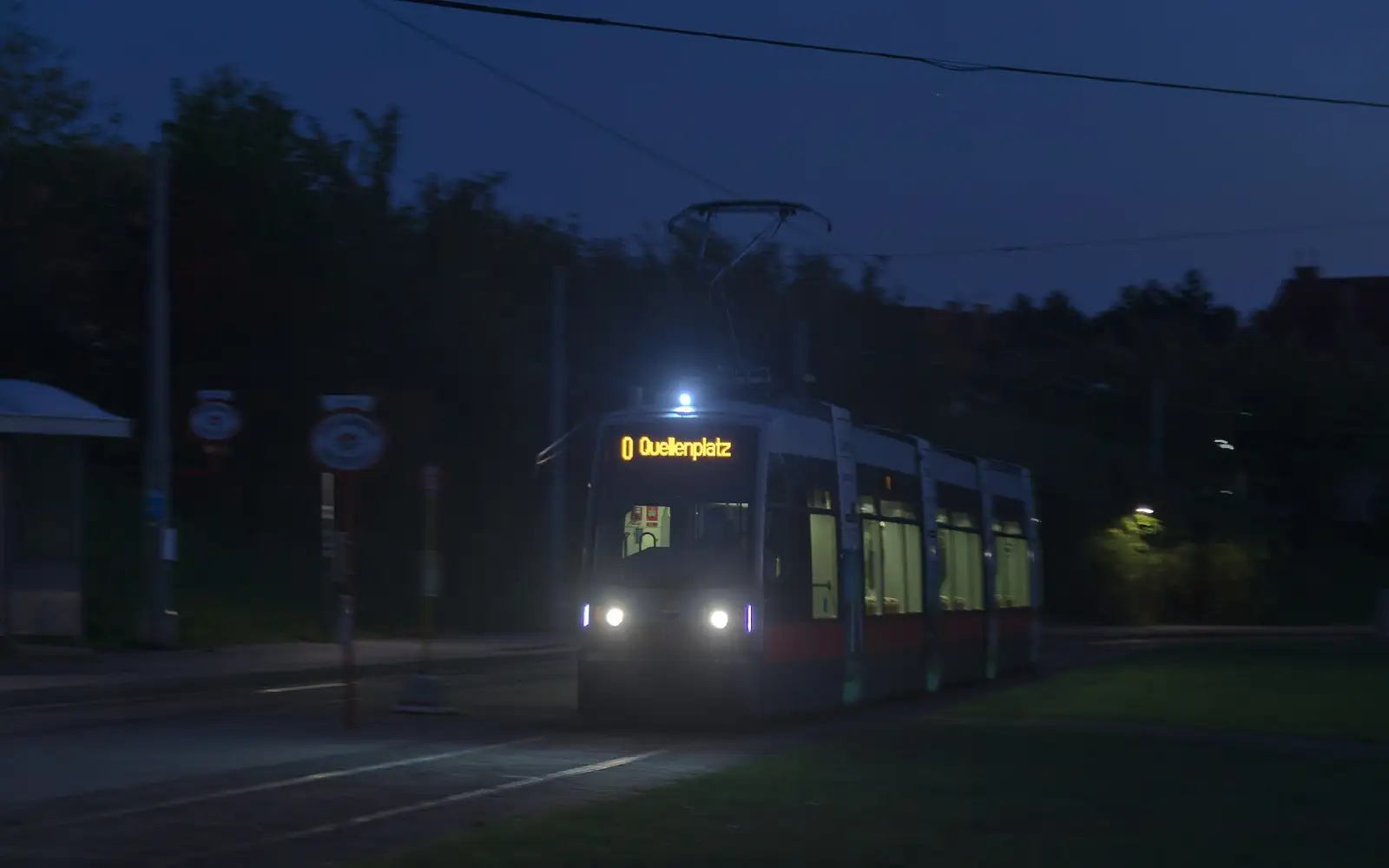 Autobus der Linie O an der Haltestelle Frödenplatz in der Neilreichgasse in Favoriten