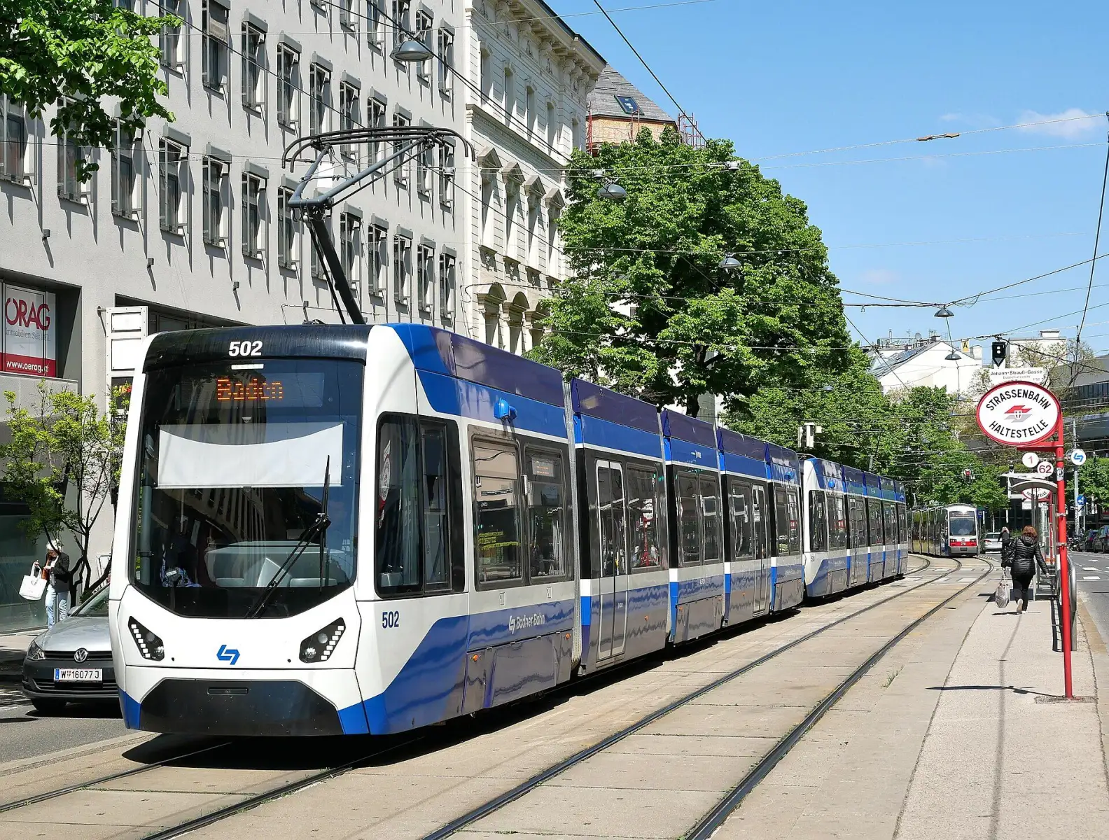 Badner Bahn auf der Wiedner Hauptstraße bei der Johann-Strauß-Gasse, wo einer der neuen Radwege in Wien verläuft