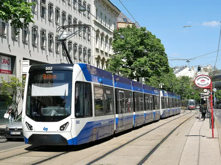 Badner Bahn auf der Wiedner Hauptstraße bei der Johann-Strauß-Gasse, wo einer der neuen Radwege in Wien verläuft
