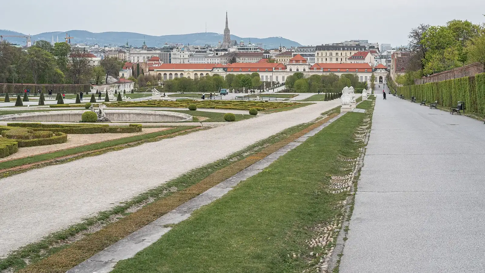 Blick über den Garten zum Unteren Belvedere in Wien