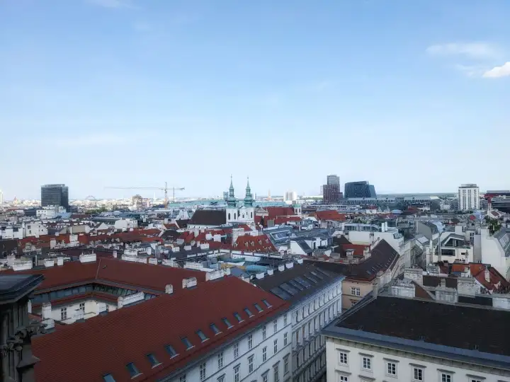 Blick über die Dächer von Wien bei blauem Himmel
