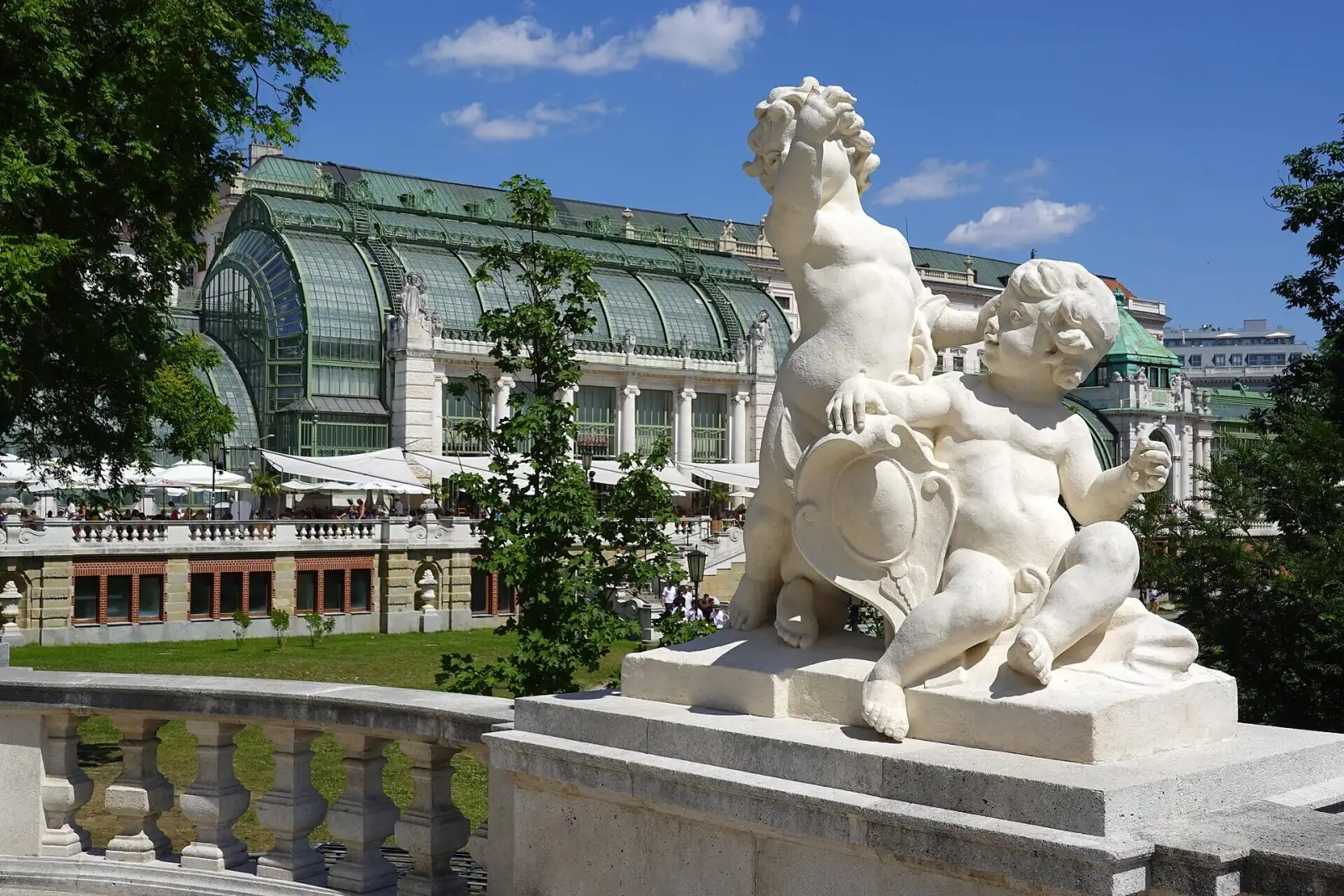 Burggarten mit dem Palmenhaus im Hintergrund
