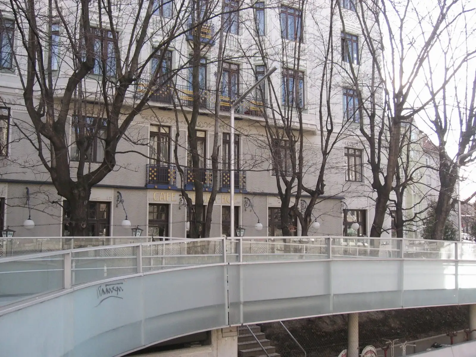 Café Rüdigerhof mit dem Margaretensteg über den Wienfluss