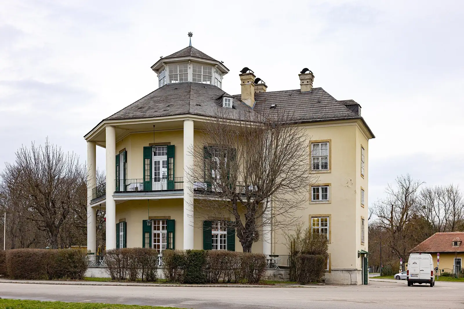 Das achteckige Lusthaus am Ende der Prater Hauptallee in Wien
