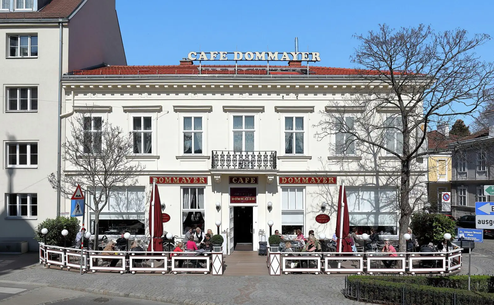 Das Café Dommayer in Hietzing mit Schanigarten vor dem Haus