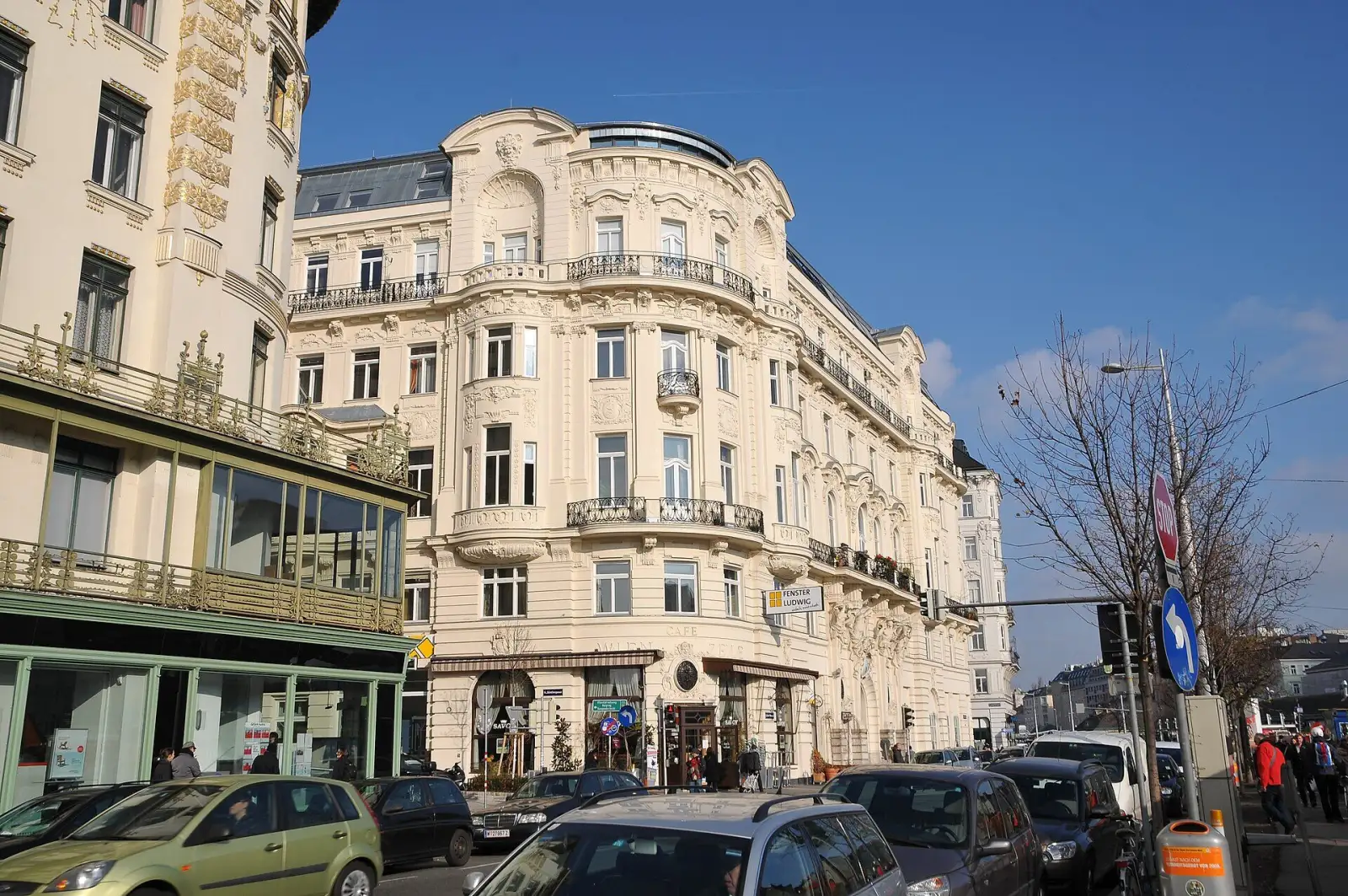Das Haus Linke Wienzeile 36 mit dem Café Savoy vom Naschmarkt aus
