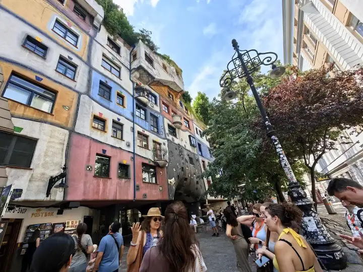 Das Hundertwasserhaus in Wien an der Kegelgasse im 3. Bezirk