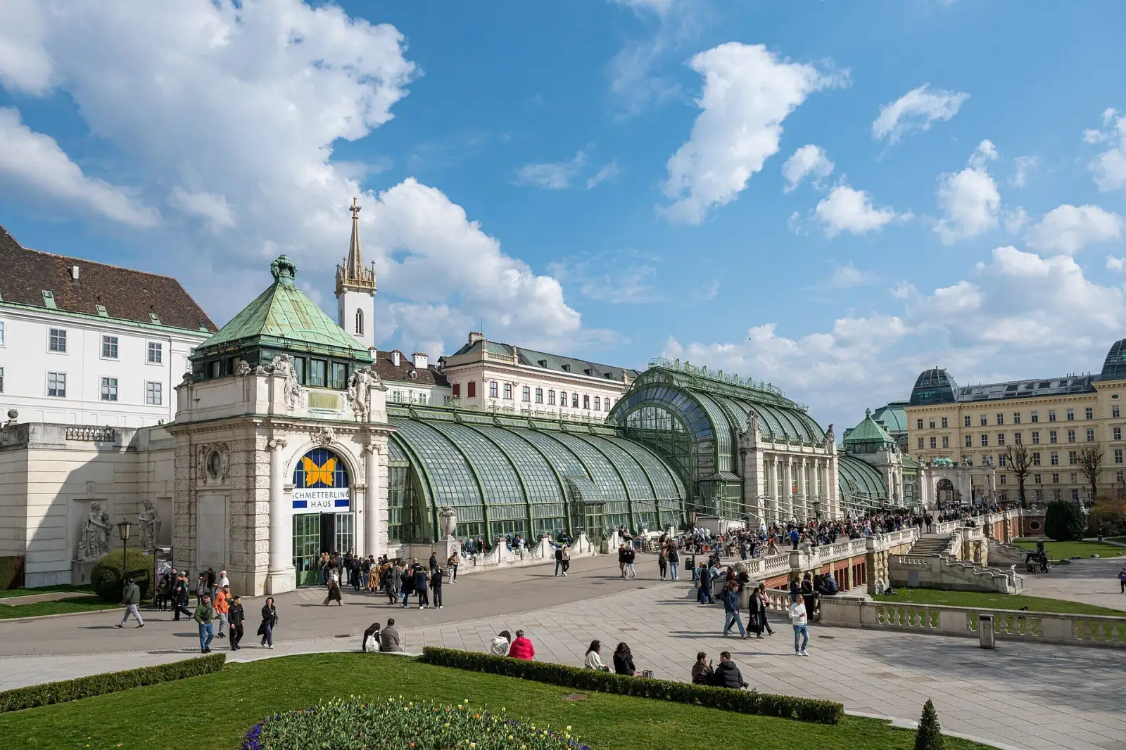 Das Palmenhaus im Wiener Burggarten mit Terrasse und Parkanlage
