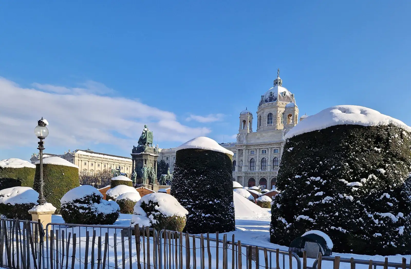 Der Maria-Theresien-Platz im Winter
