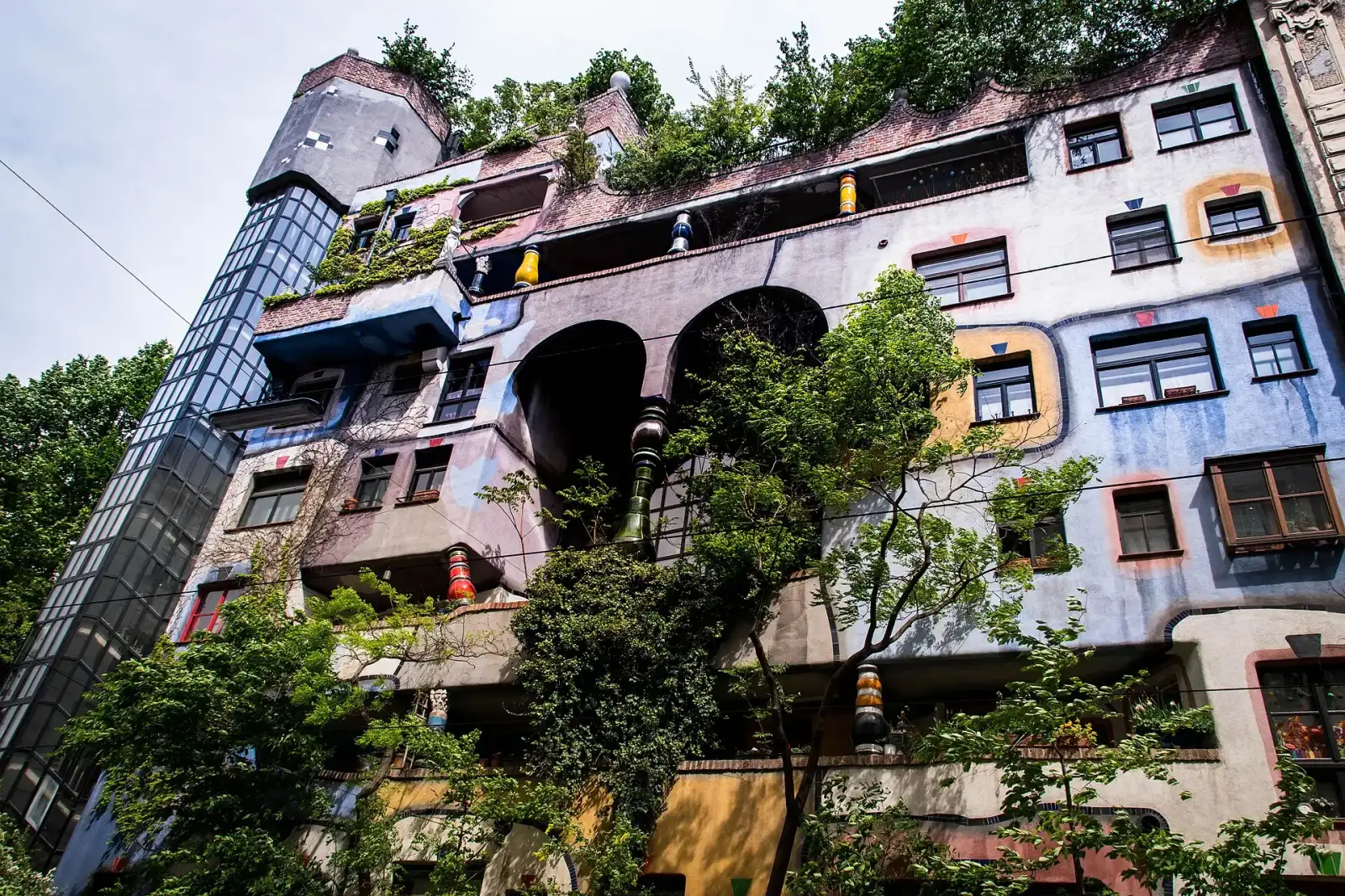 Detailansicht der Fassade des Hundertwasserhauses