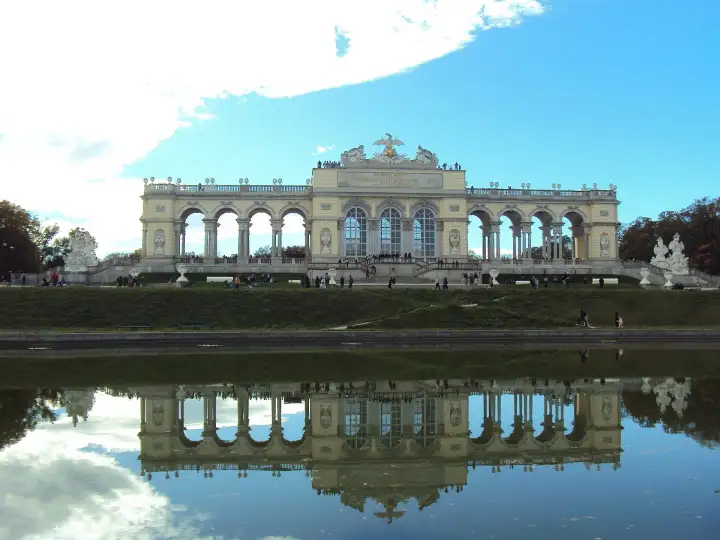 Die Gloriette im Schlosspark Schönbrunn, kostenlos in Wien zugänglich