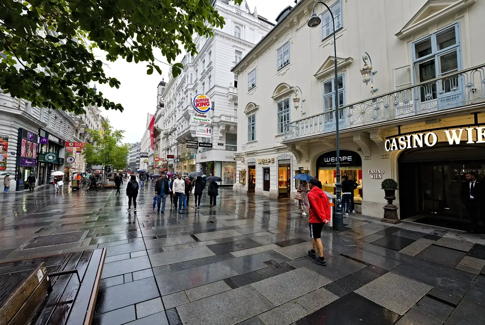 Die Kärntner Straße in der Wiener Innenstadt bei Tag