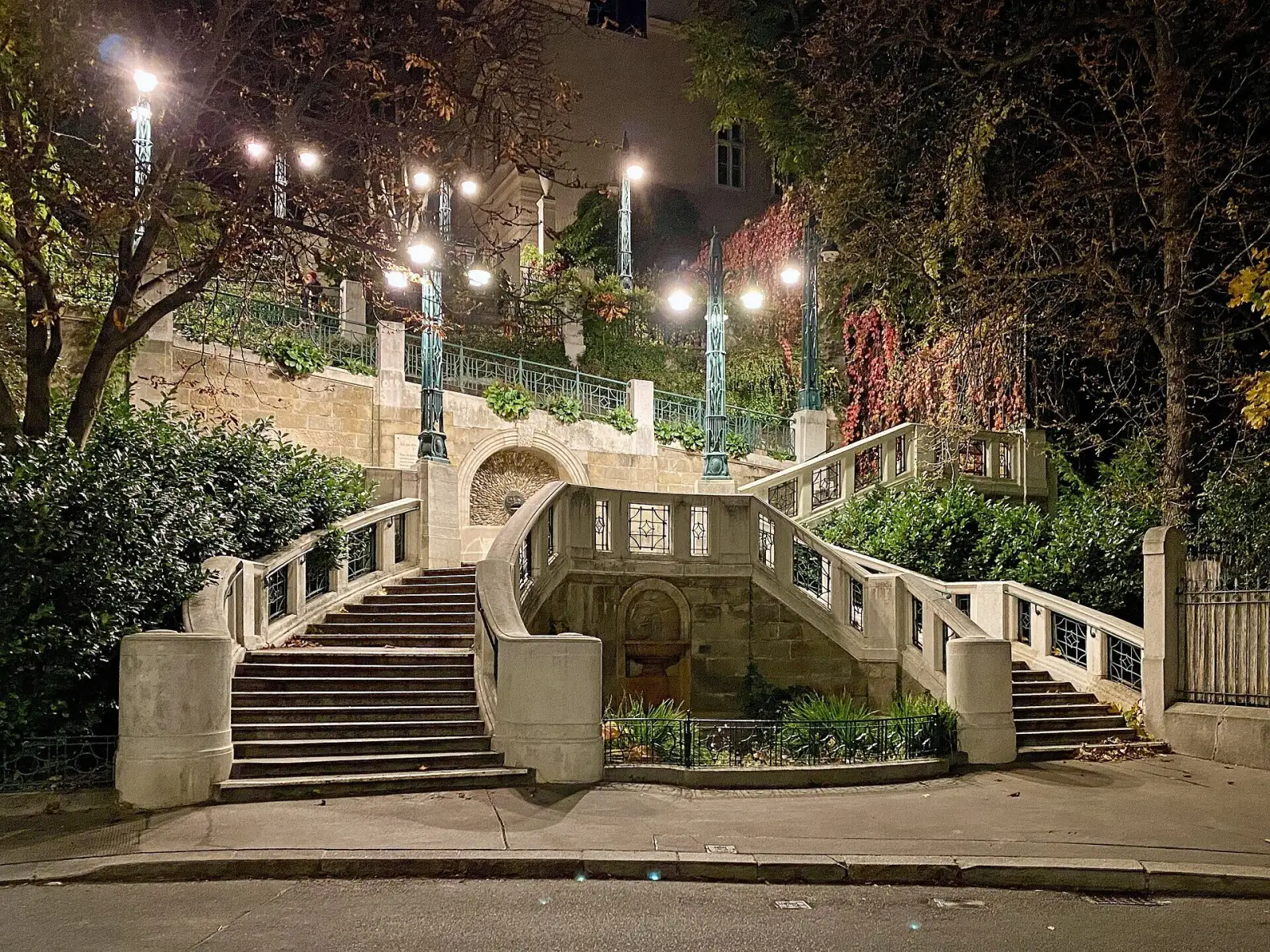 Die Strudlhofstiege in Wien-Alsergrund mit Laternen