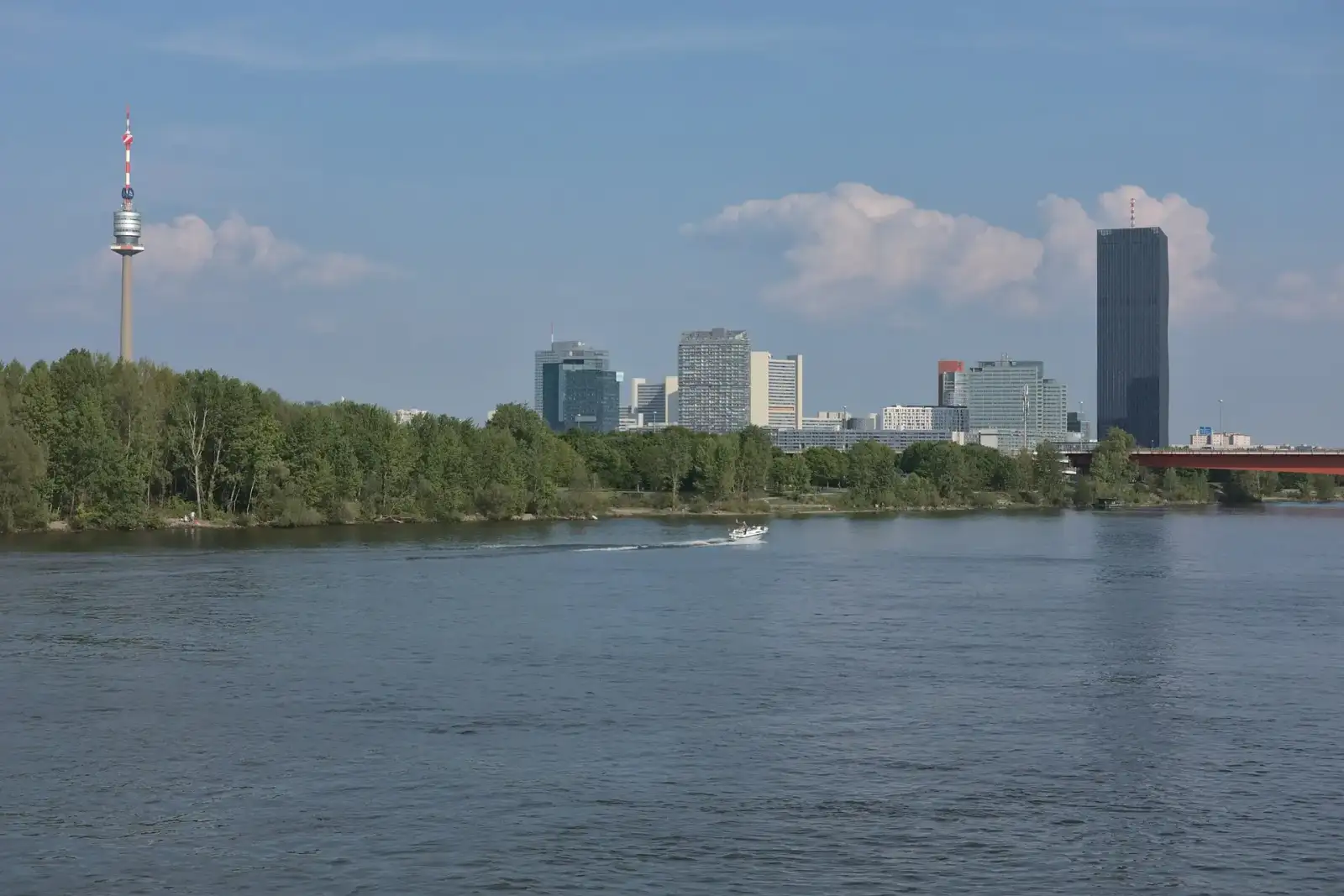 Donau mit Donauturm und Skyline der Donau City im 22. Bezirk