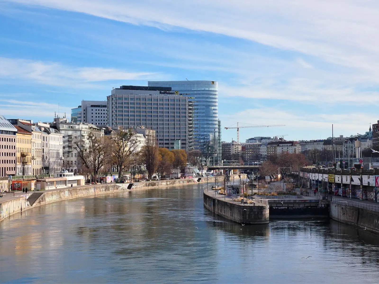 Donaukanal bei der Kaiserbadschleuse mit der Inneren Stadt