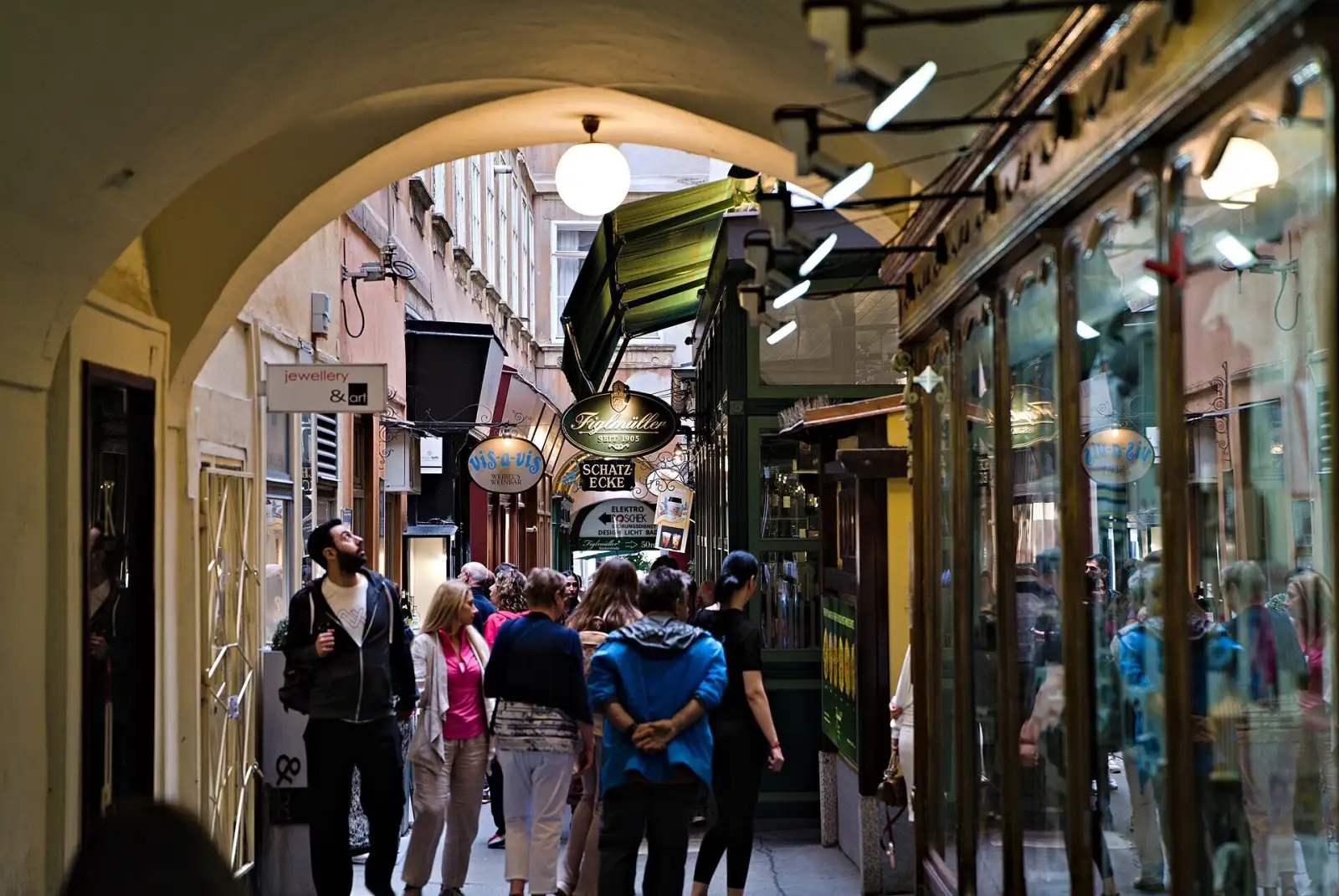 Durchgang im Schmeckender-Wurm-Hof in der Wiener Innenstadt