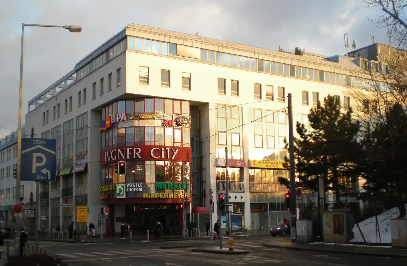 Eingang der Lugner City am Vogelweidplatz in Wien