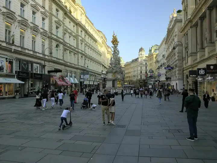 Einkaufstraßen Wien: der Graben mit der Pestsäule Richtung Stock-im-Eisen-Platz