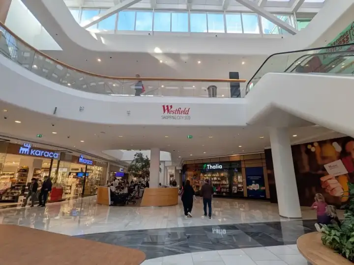Einkaufszentrum Wien: Westfield Shopping City Süd innen mit Galerien und Glasdach