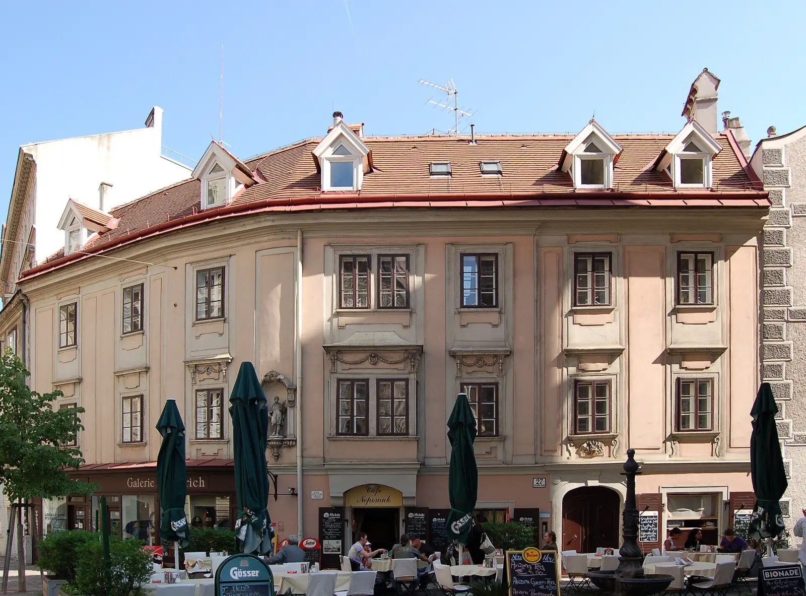 Fassade des denkmalgeschützten Hauses Neustiftgasse 27 in Wien-Neubau