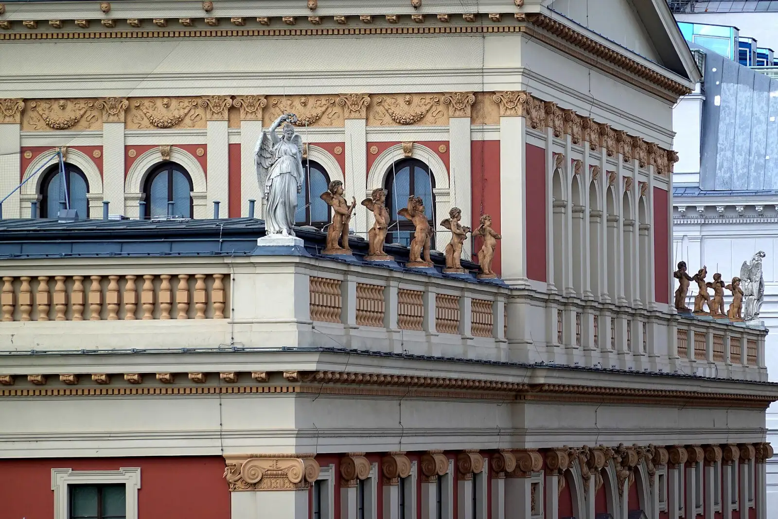 Fassade des Musikvereins, Schauplatz großer Konzerte in Wien im Oktober